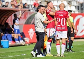 Una ayuda en la banda. Adrián Colunga, entrenador del Real Murcia, da indicaciones a Ekain mientras Flakus se hidrata durante el partido ante el Teruel.