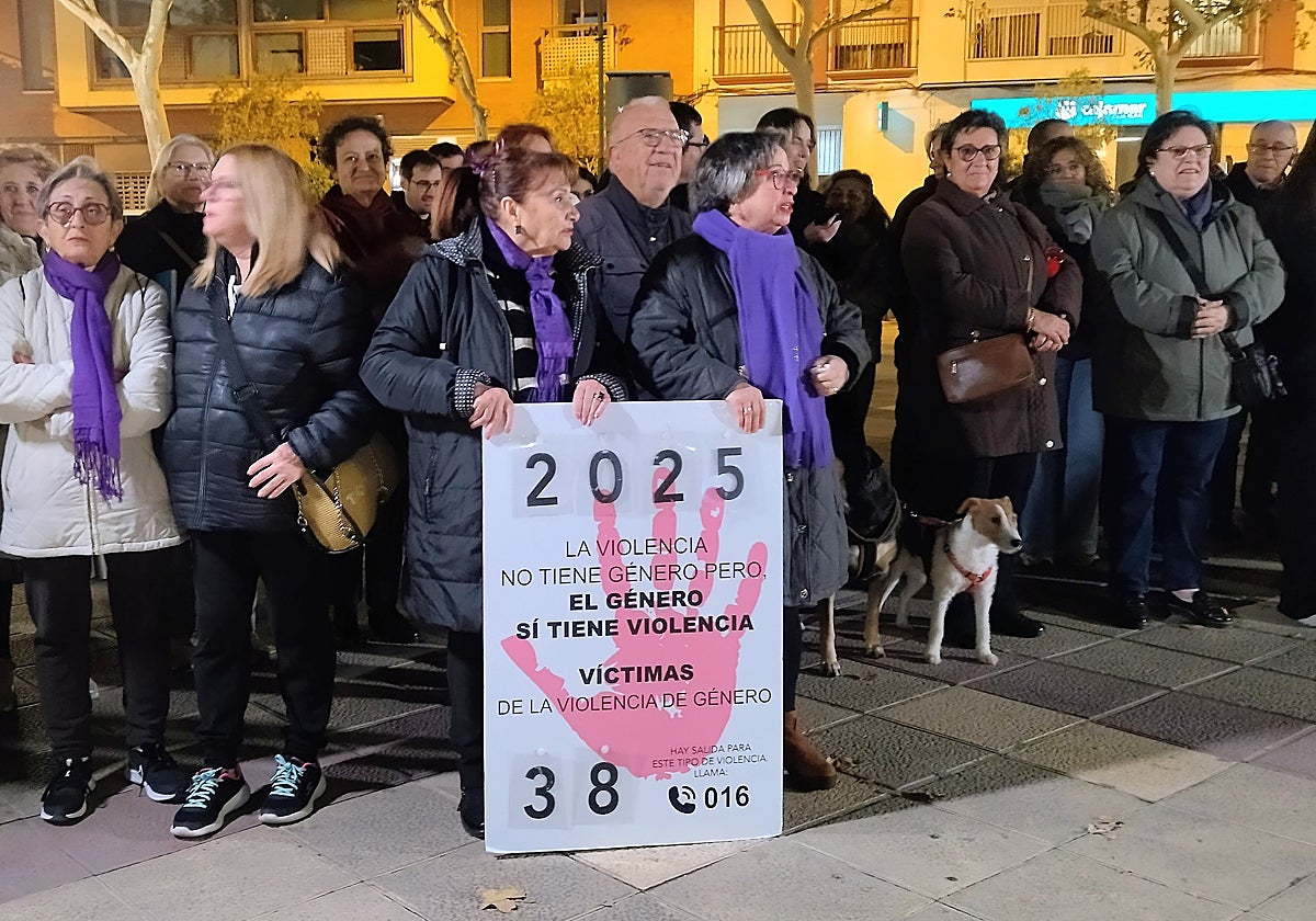Asistentes a la concentración por el 25N en la plaza de Calderón.