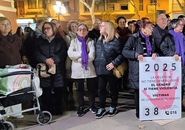 Asistentes a la concentración por el 25N en la plaza de Calderón.
