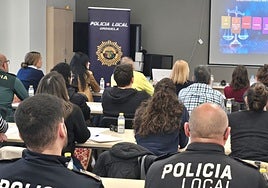 Curso al que asiste la policía local de Orihuela en materia de violencia de género.