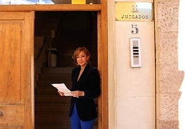 La concejala de Régimen Interior ante la puerta de los juzgados de la plaza del Caño.