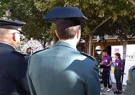 Dos alumnos del instituto Ibáñez Martín leen el manifiesto ante las autoridades en el acto institucional.