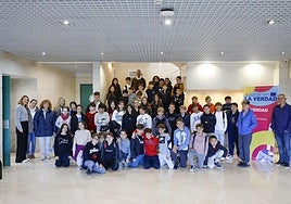 Los periodistas Gregorio Mármol -jefe de Redacción-, Francisco J. Moya -jefe de Deportes- y Fernando Perals junto a los alumnos de 6º de Primaria del CEIP San Pablo, de Murcia, y sus maestras.