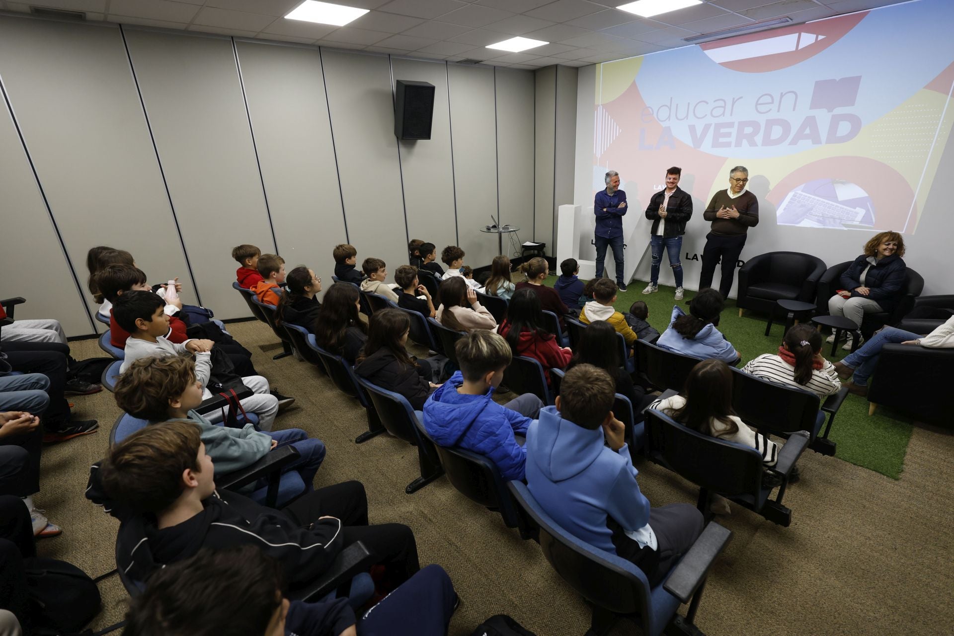 Los alumnos de del CEIP San Pablo de Murcia visitan LA VERDAD, en imágenes