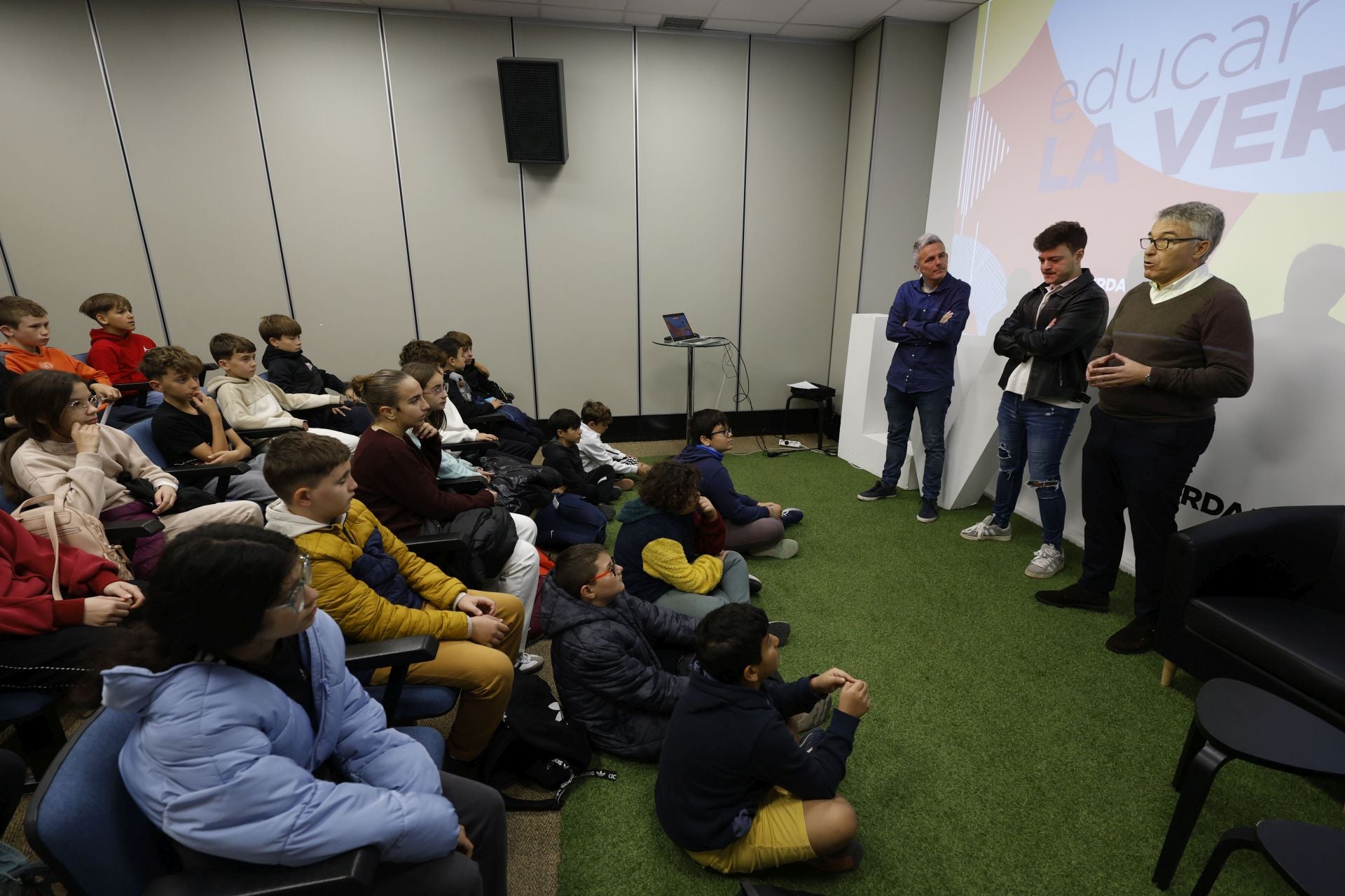 Los alumnos de del CEIP San Pablo de Murcia visitan LA VERDAD, en imágenes
