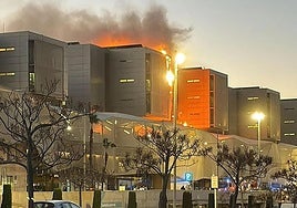 Las llamas devoran parte de la fachada del hospital Santa Lucía, este miércoles.