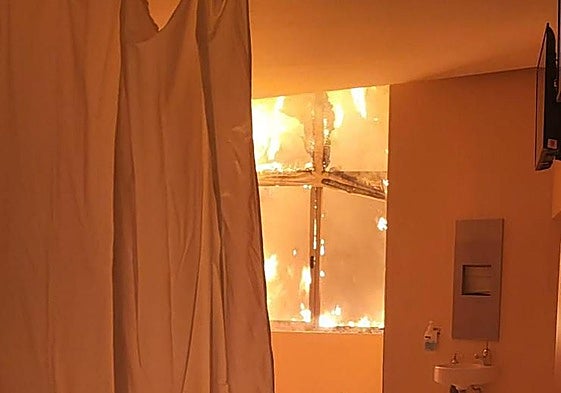 El interior de una habitación del hospital Santa Lucía de Cartagena durant el incendio