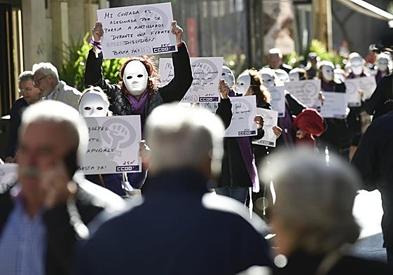 Actuación de 'Porque el silencio también es violencia' por las calles de Murcia este martes.