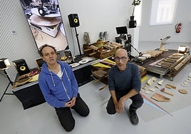 Los artistas Eduardo Balanza y Pedro Guirao delante de una de las piezas de su instalación.