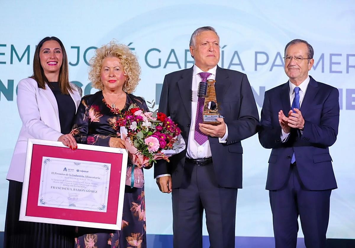 Francisco Ramón Gómez, fundador de Fruveco, recibiendo el galardón 'José García Palmer' en los II Premios de la Industria Alimentaria.