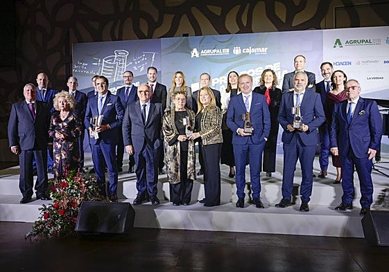 Foto de familia de los premiados con representantes institucionales, de Agrupal, Cajamar (coorganizadora) y las entidades colaboradoras.