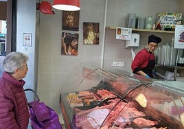Salvi Sánchez atiende a una clienta en su carnicería de la plaza de La Hortaliza, ayer.