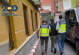 Agentes de la Policía detienen al presunto autor del tiroteo.