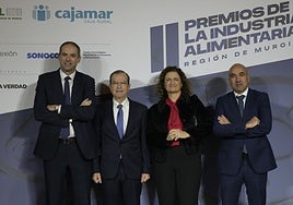 Sergio Pérez, director general de Cajamar; José García, presidente de Agrupal; María Dolores Pagán, directora territorial de Cajamar en Murcia; y Fernando Morales, director de Negocio de la DT Murcia en Cajamar.