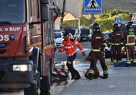 Bomberos actúan en el hospital para sofocar las llamas.