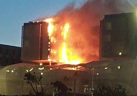 El incendio, este miércoles, en el hospital Santa Lucía de Cartagena.