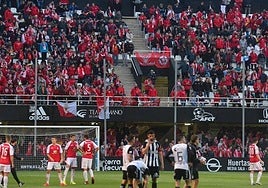 La afición del Real Murcia, en el fondo norte del Cartagonova, en el derbi del 7 de abril de 2019.