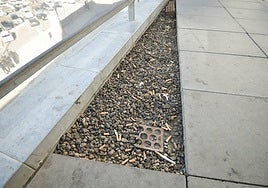 Una de las terrazas del Santa Lucía, plagada de colillas, este miércoles.