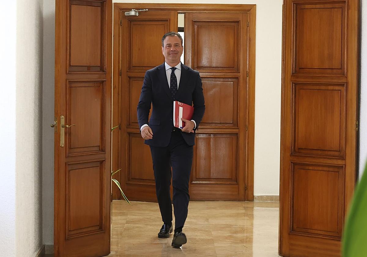 El consejero Marcos Ortuño, a su llegada, este jueves, a la rueda de prensa del Consejo de Gobierno.