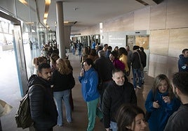 Grupos de trabajadores y usuarios conversan en los accesos al centro hospitalario una vez extinguido el fuego.