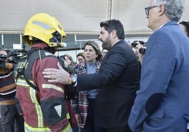 Fernando López Miras saluda a un bombero, ayer en Cartagena, junto a Juan José Pedreño y Noelia Arroyo.