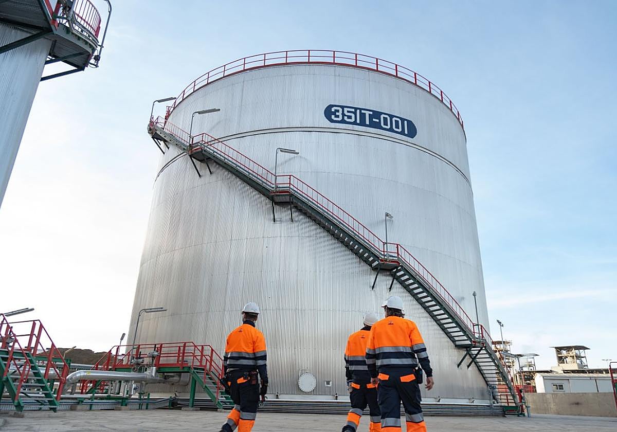 Empleados de Repsol, en la terminal marítima de Escombreras.