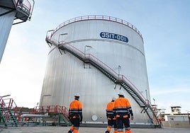 Empleados de Repsol, en la terminal marítima de Escombreras.