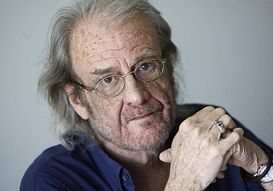 Luis Eduardo Aute, cantautor, pintor y director de cine, murió el 4 de abril de 2020.