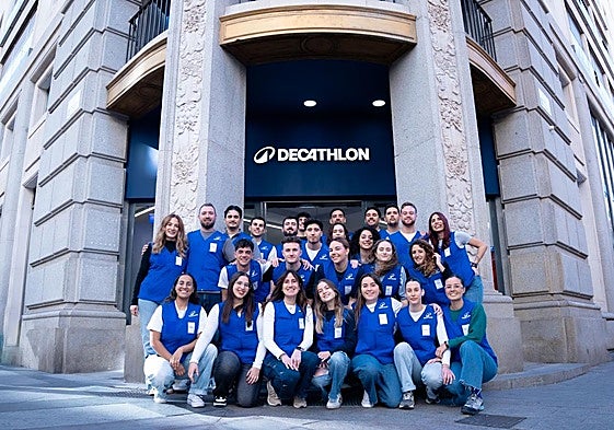 El equipo de Decathlon frente a su nueva tienda.