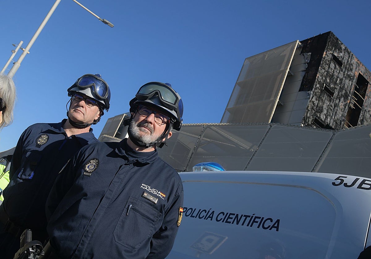 El jefe de la brigada provincial de Policía Científica, Julio Recalde, frente a la zona afectada por el incendio.