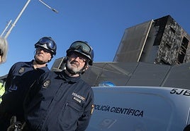 El jefe de la brigada provincial de Policía Científica, Julio Recalde, frente a la zona afectada por el incendio.