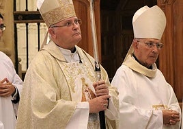 Monseñor Francisco Gil Hellín junto al obispo de la diócesis de Cartagena José Manuel Lorca Planes.