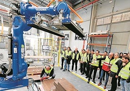 Los participantes en la visita a Talasur atienden las explicaciones de Salvador Bernal en una de las zonas de producción, ayer.