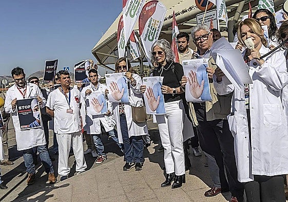 Sanitarios de Cartagena, durante una protesta por las agresiones a médicos.