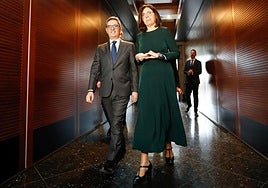 El ministro Félix Bolaños, este viernes, en Murcia, junto a la presidenta de la Asociación Profesional de la Magistratura, María Jesús del Barco.