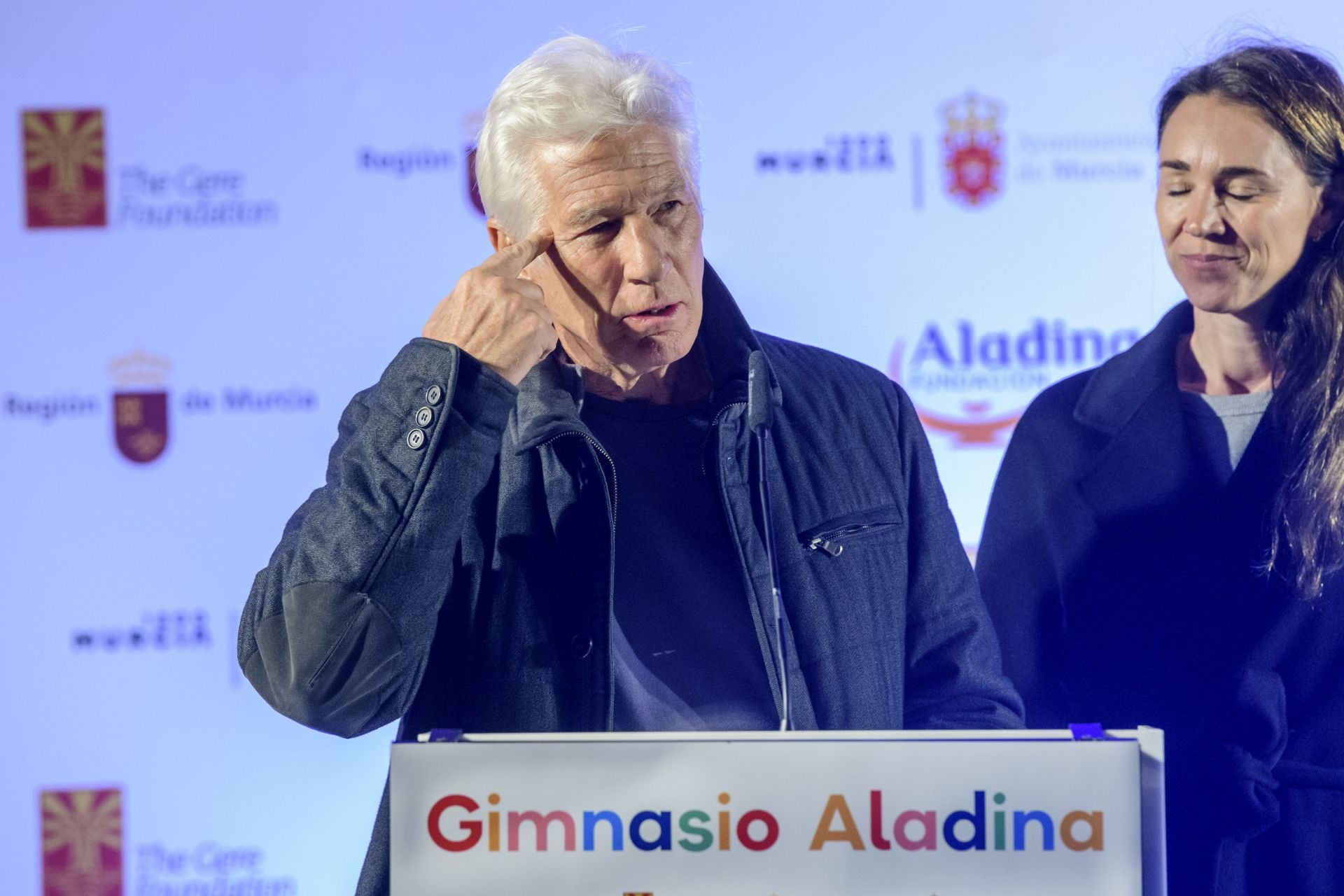 La visita de Richard Gere a La Arrixaca, en imágenes