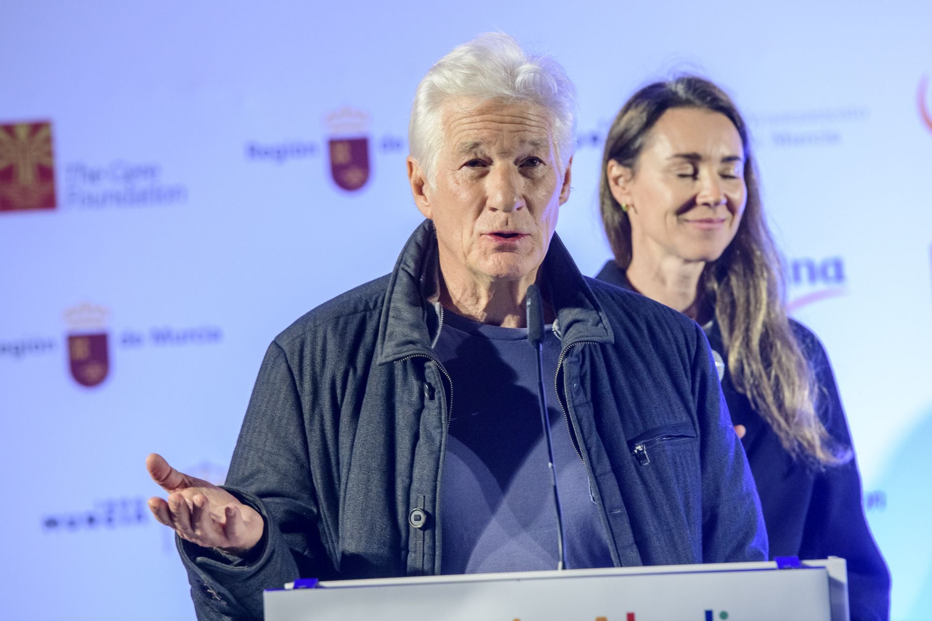 La visita de Richard Gere a La Arrixaca, en imágenes