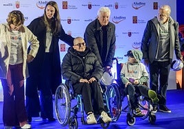 Richard Gere, al centro, junto a pacientes oncológicos infantiles de La Arrixaca.