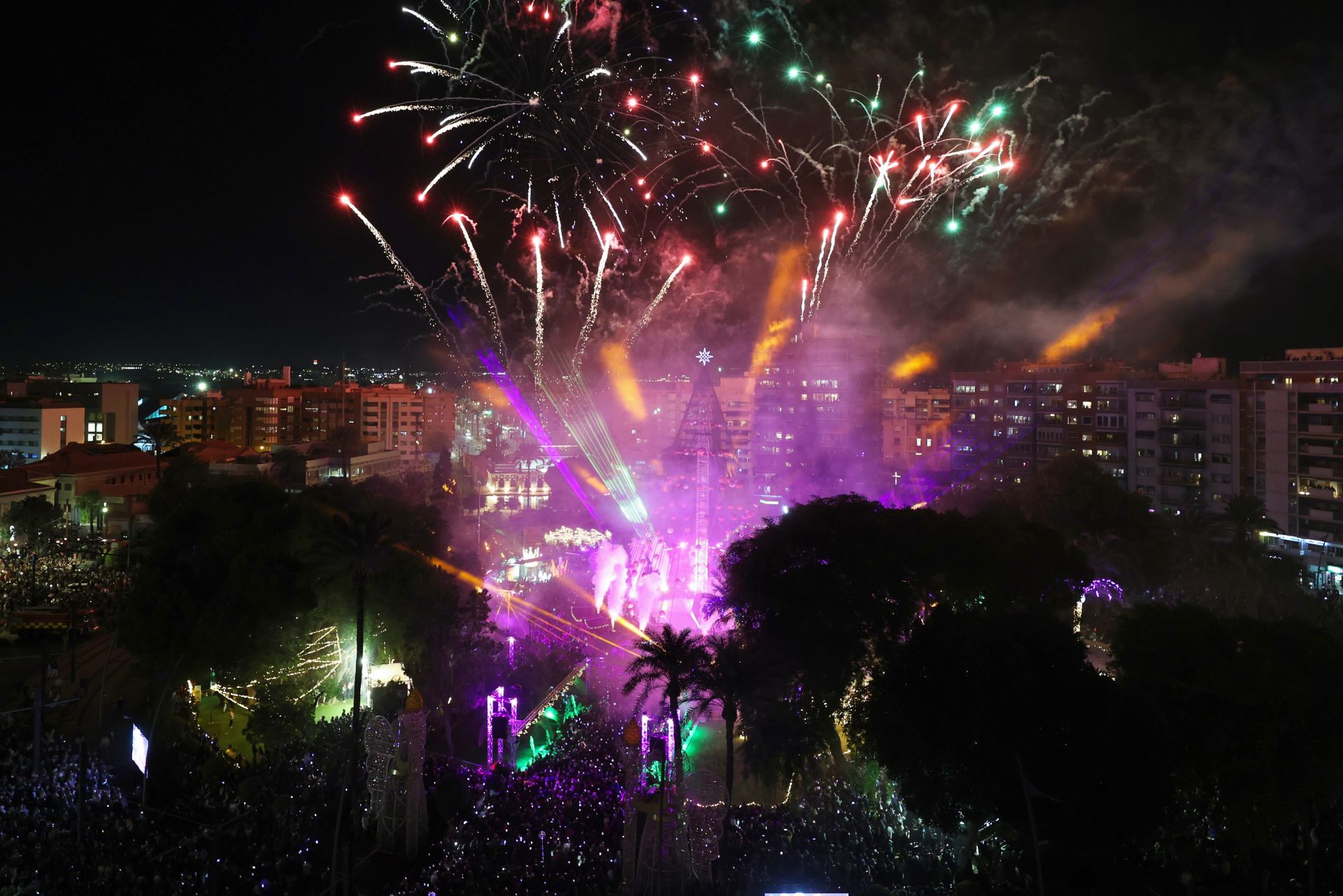 El encendido del árbol de Navidad de Murcia, en imágenes