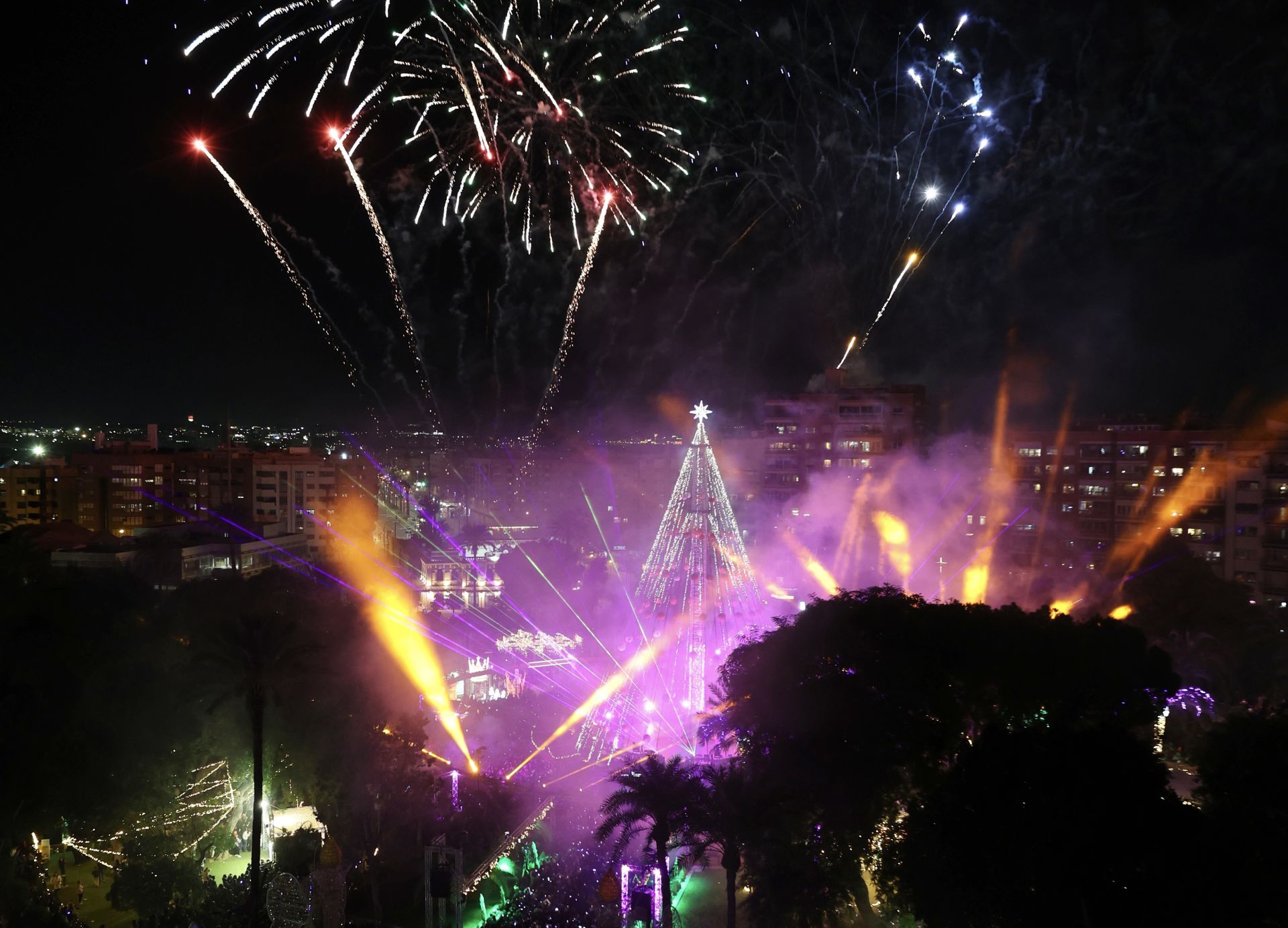 El encendido del árbol de Navidad de Murcia, en imágenes