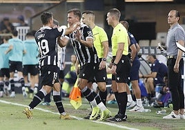 Ortuño sale por Chiki en una imagen de archivo.