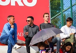 Colunga, en el centro, junto a sus ayudantes Santos Valero y Rafa López en la Universidad.
