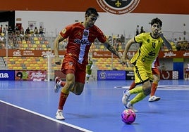 Motta conduce el balón ante la presión de Yeray, del Peñíscola.