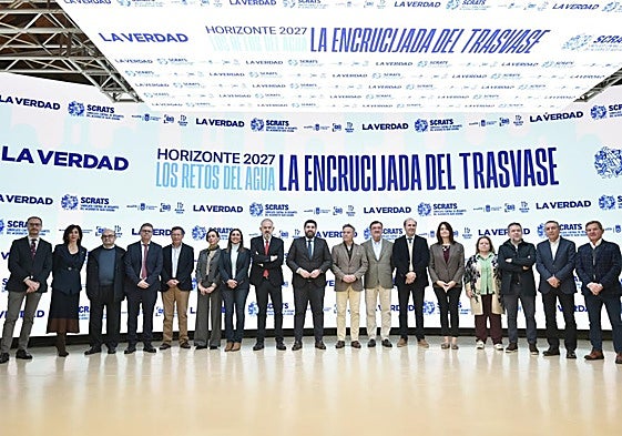 En el centro, el presidente López Miras, escoltado por Lucas Jiménez, del Scrats, y Antonio Pitera, director general de LA VERDAD, en el foro, ayer, en Murcia. A la izquierda, Víctor Rodríguez, director del diario.