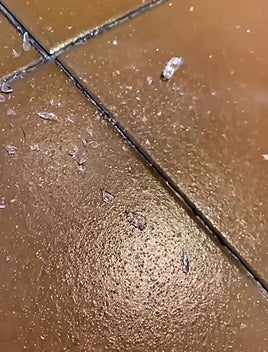 Cristales rotos en el suelo