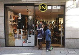 Unos clientes en la entrada a una tienda de Inside.