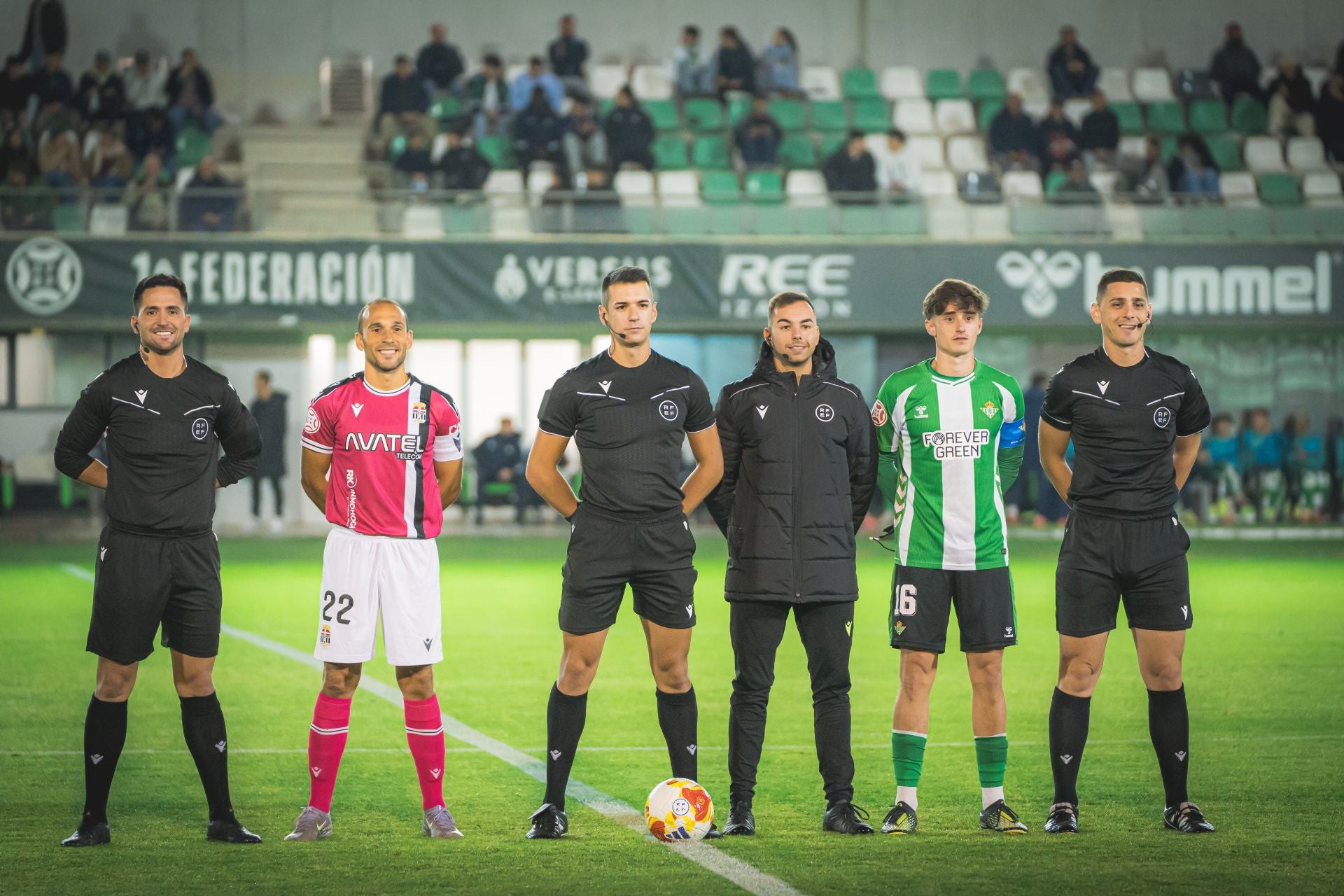 El FC Cartagena sufre y saborea la victoria, en imágenes