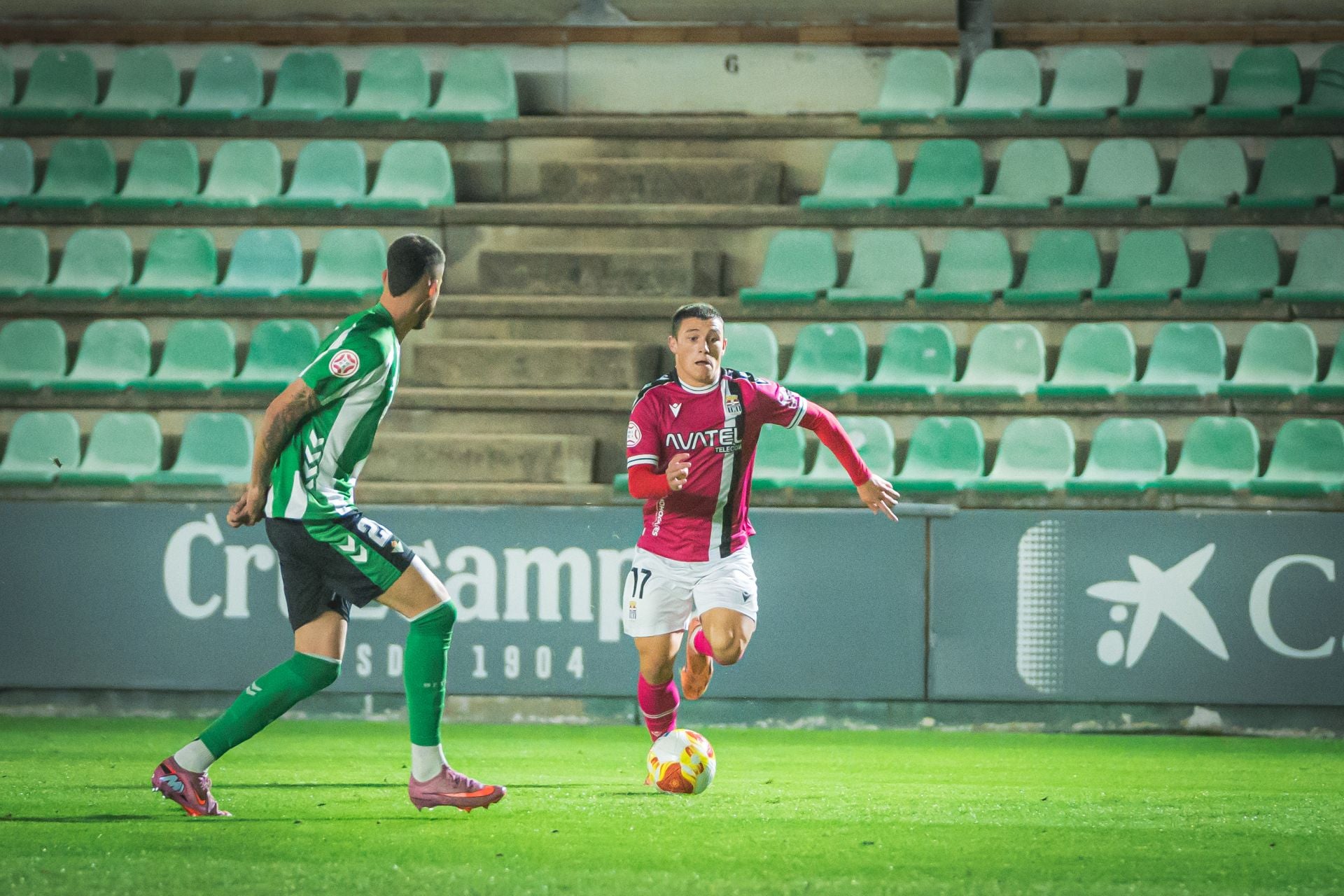 El FC Cartagena sufre y saborea la victoria, en imágenes