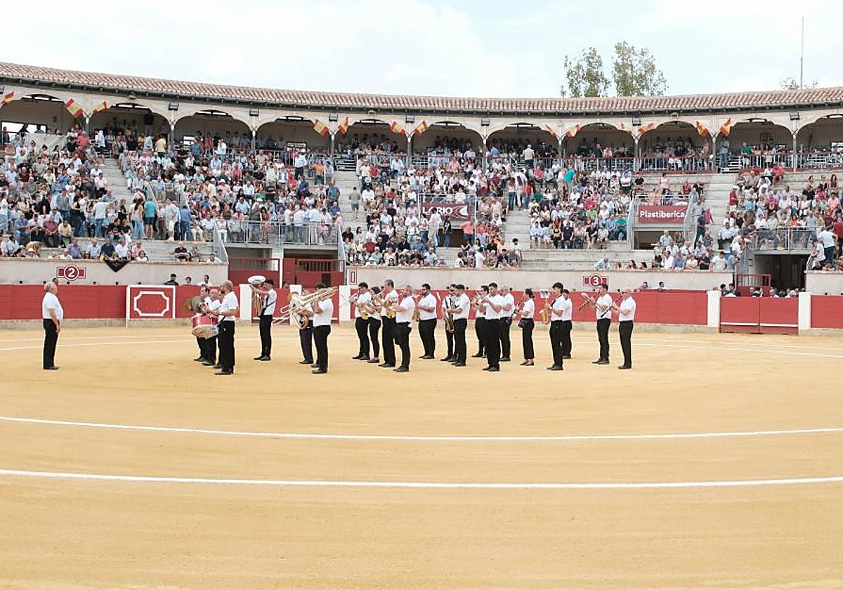 Actuación de la banda de música contratada por el Ayuntamiento en la corrida de toros de la feria de septiembre