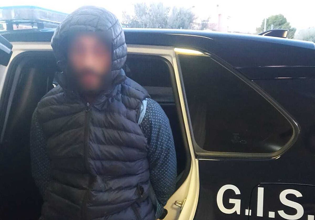 El presunto ladrón en el momento de la detención por la Policía Local.